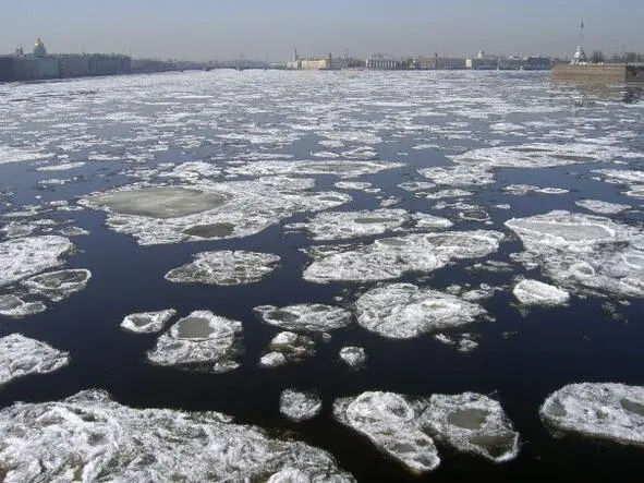 Весенний ледоход на реке Фото из личного архива автора Около трёх лет я живу - фото 7