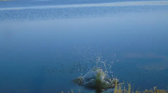 Вода синесерая и прозрачная на берегу Прохладная После сильного дождя она - фото 3