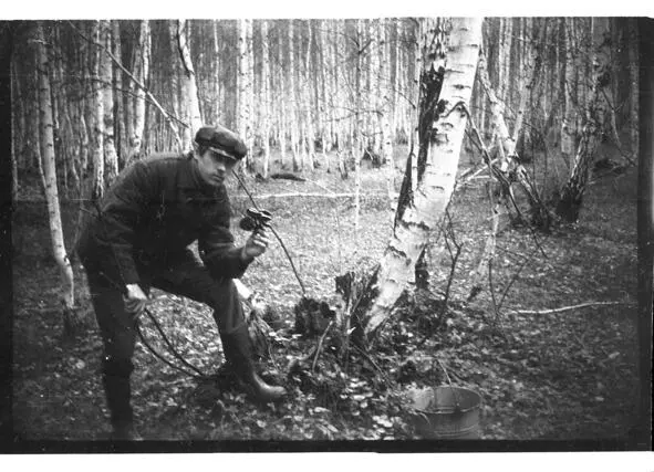 Это я в лесу в деревне Каменно Озера 1968 год Галина была привлекательна - фото 14