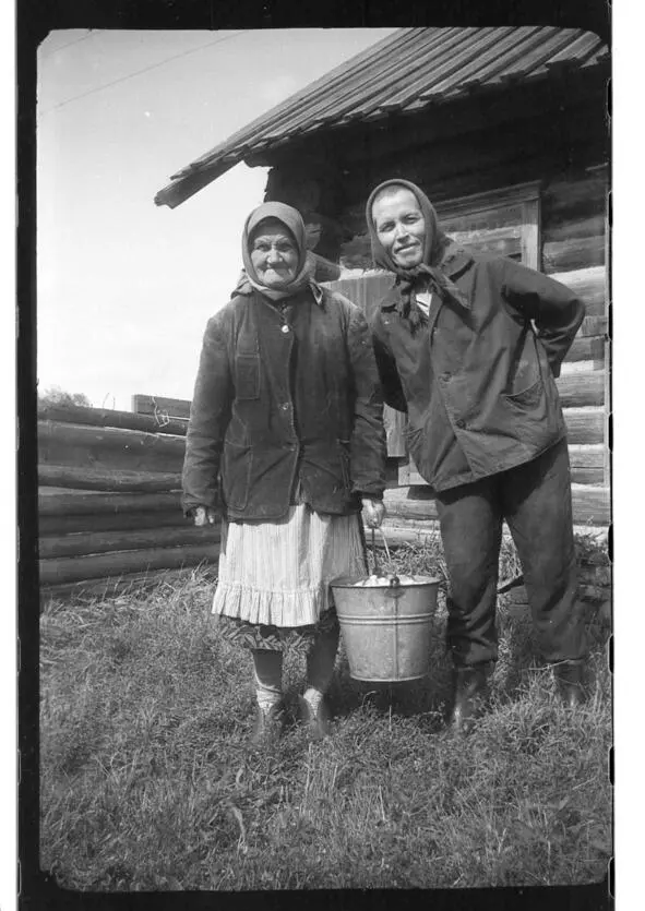 Бабушка Мария и тётя Тоня в деревне Каменно Озеро 1968 год Тётя Тоня в - фото 16