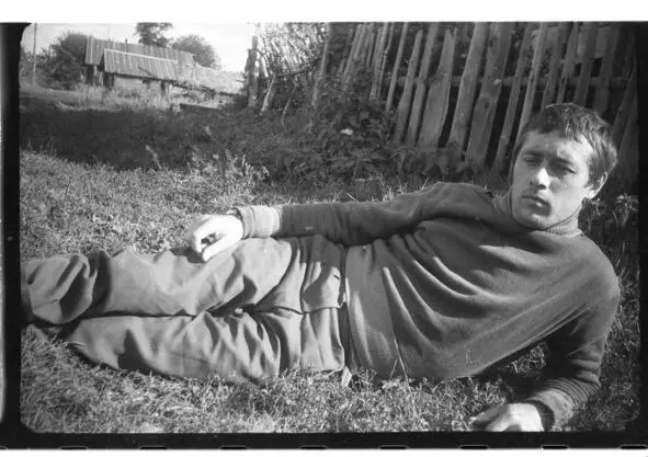 Это я в деревне Каменно Озеро 1968 год Время летело быстро Поцеловал Галю - фото 18
