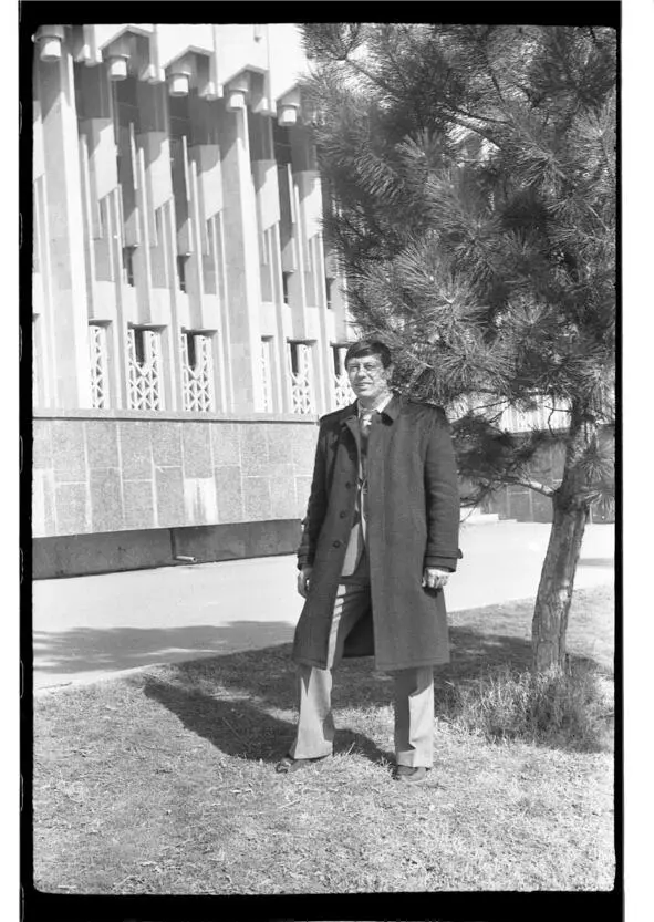 Это Я г Ташкент 1990 год Пролог Это Я У памятника Рустави г - фото 2