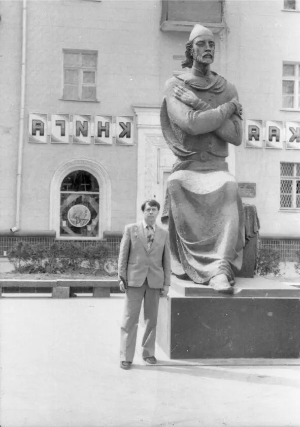 Это Я У памятника Рустави г Ташкент 1990 год Для меня начинается новый - фото 3