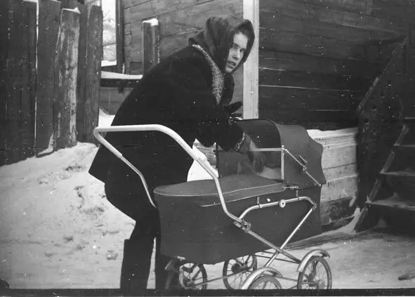 г Свердловск Галина с дочкой Наташей в коляске 1971 год Отчёт по - фото 40