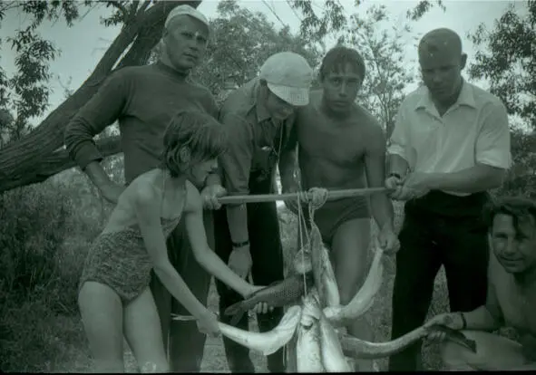 г Балхаш На отдыхе с коллективом цеха 1972 год Из под бородка текла - фото 45
