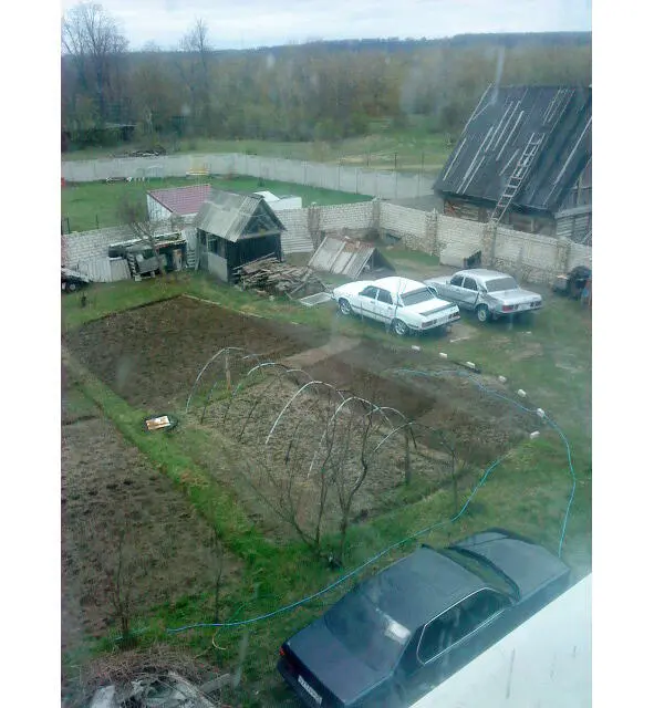 серая Волга разбита в заднее крыло левоесиний бмв разбит камнем в заднее - фото 13