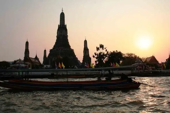 Храм Ват Арун Wat Arun или Храм Утренней Зари великолепен в закатных лучах - фото 14