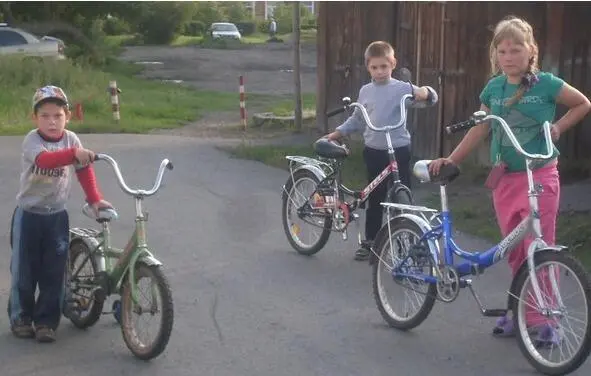 Дети с велосипедами Его надую я И в небо отпущу друзья Полетит он - фото 2