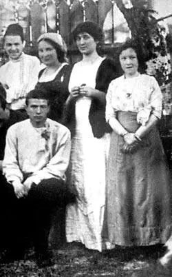 Анна Ахматова третья слева крайняя справа Маша КузьминаКараваева В 1911 - фото 27