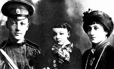 А Ахматова и Н Гумилев с сыном Львом 1915 г Она даже проводила мужа до - фото 62