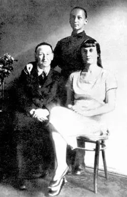 А И Гумилева Лева Гумилев Анна Ахматова Фото НН Пунина 1927 г В юности - фото 98