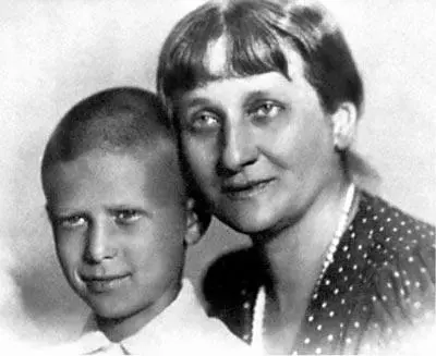 Анна Ахматова с Валей Смирновым Ленинград 1940 г В конце сентября уже во - фото 120
