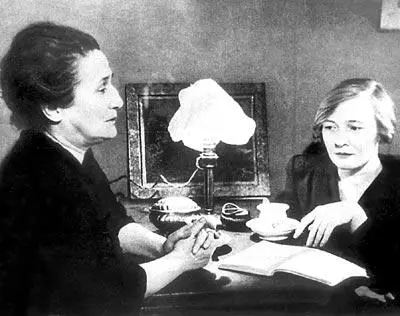 Анна Ахматова и Ольга Берггольц Ленинград 1947 г Б П Здесь все - фото 135