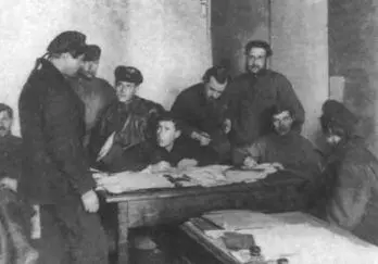 Пленные матросы перед судом ревтрибунала Тухачевский на посту командующего - фото 29