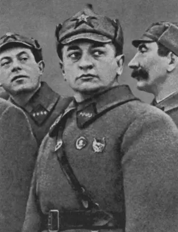 М Н Тухачевский начальник штаба РККА В книге Поход за Вислу Тухачевский - фото 34