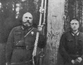Тухачевский с бывшим командиром красных партизан А В Павловым Н Е - фото 41