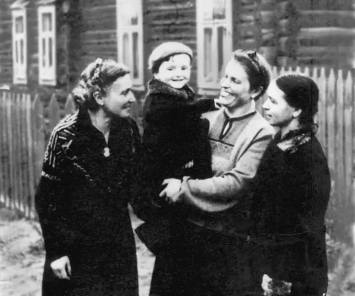 3 Ося с матерью и теткой Череповец 1942 Фото А И Бродского Из архива М - фото 4