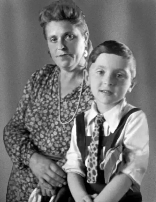 6 С матерью 1946 г Фото А И Бродского Из архива М И Мильчика 7 С - фото 7