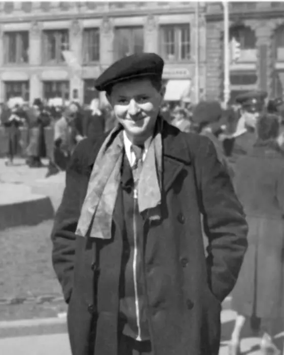 9 Бродский на первомайской демонстрации 1957 г Из архива Я А Гордина - фото 10