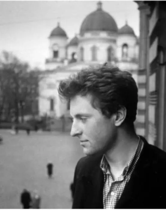 11 У окна квартиры с видом на СпасоПреображенский собор 1956 г Фото А И - фото 12