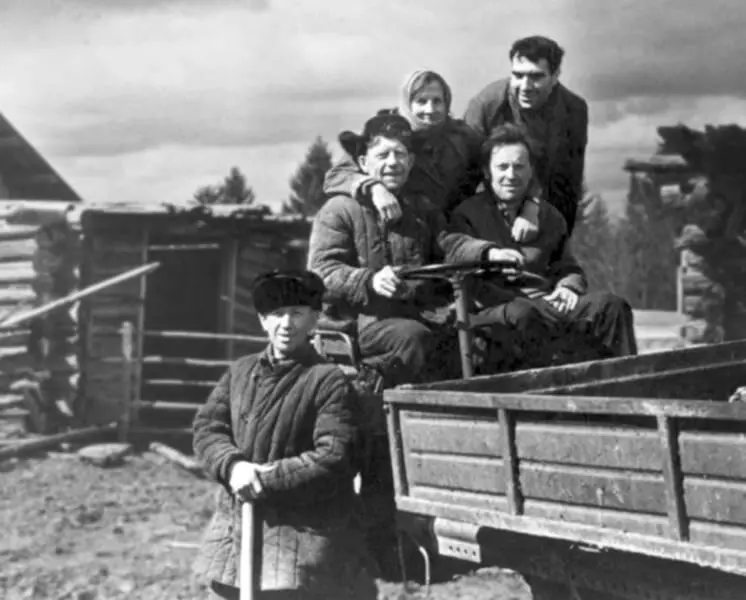 25 Бродский Евгений Рейн и крестьяне деревни Норенской Из архива Е Б и Н - фото 26