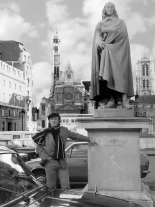 38 У памятника Корнелю в Париже Из архива Я А Гордина 39 Пьяцца Маттеи - фото 39