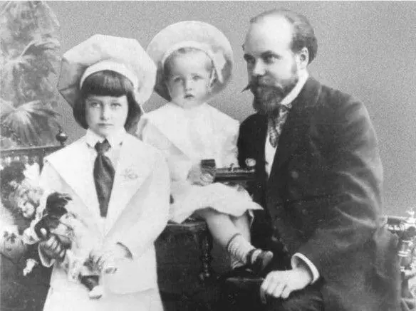 Лара и Игорь с отцом Берлин 1901 Лариса у окна своей квартиры Дом - фото 10