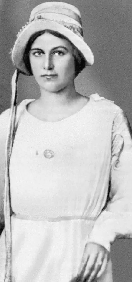 Лариса Рейснер на Волжском фронте в своем обычном наряде Около 1919 г - фото 32