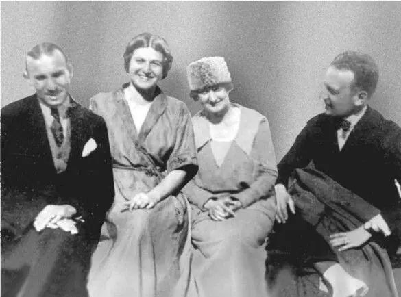 Лариса Рейснер вторая слева с французским послом и его женой справа от нее - фото 45