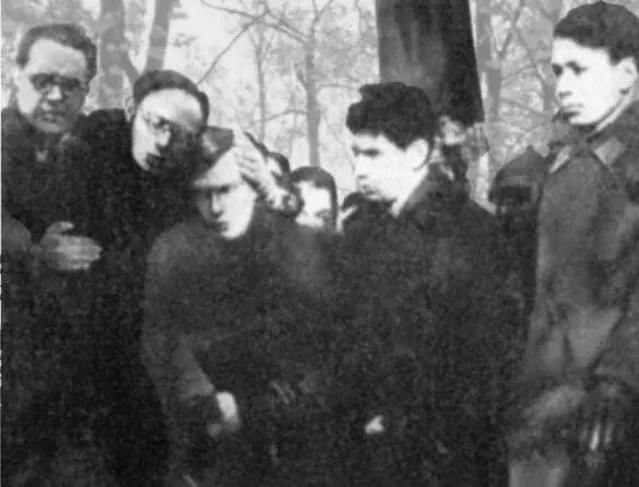 На похоронах Ларисы Рейснер слева Исаак Бабель поддерживает Карла Радека - фото 61