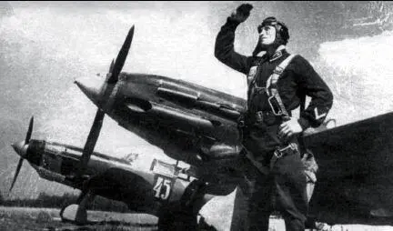 Заместитель эскадрильи 722го ИАП П И Шавурин позирует фотокорреспонденту - фото 50