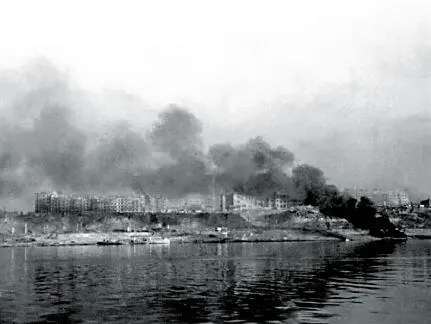 Вид на один из кварталов Сталинграда с Волги 17 августа 1942 г Еще в 0630 - фото 60