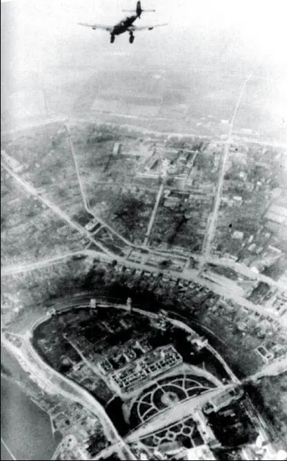 Штурмовик Ju87D из StG2 Иммельман над сталинградским Кремлем ныне не - фото 69