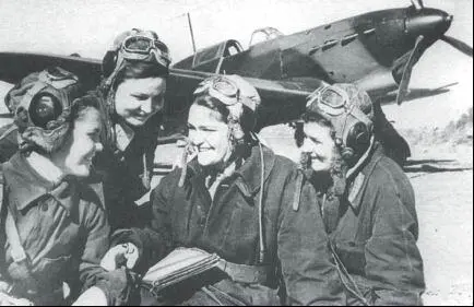 Летчицы 586го ИАП аэродром Анисовка сентябрь 1942 г Слева направо Г - фото 79