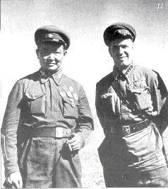 78 Начальник оперативной группы МНРА корпусной комиссар Ж Лхагвасурэн слева - фото 92