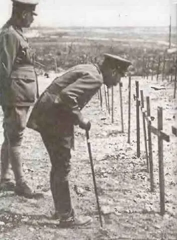 Король Гeopг V с генералом посещает кладбище 12июля 1917 г Президент США В - фото 57