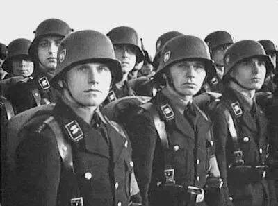 Бойцы Лейбштандарта в парадной черной еще довоенной форме Обершарфюрер СС - фото 29