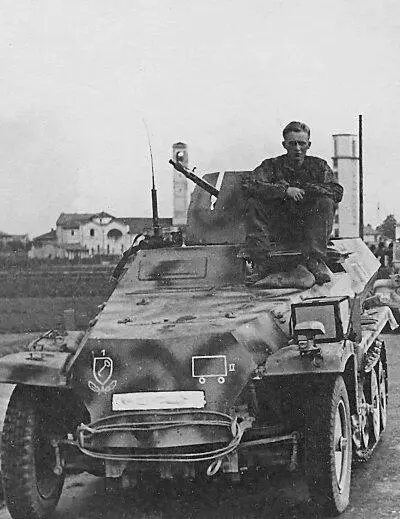 Полугусеничный бронетранспортер SdKfz 251 входящий в Лейбштандарт во время - фото 34