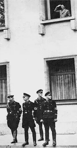 Гитлер приветствует толпу из окна Имперской канцелярии после уничтожения - фото 38