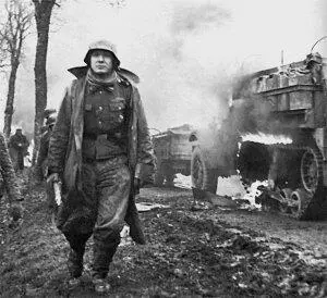 Солдат Лейбштандарта на фоне горящей американской техники Арденны 1944 год - фото 45