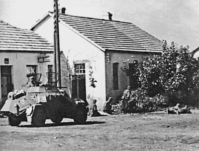 Бронетранспортер и пехота Лейбштандарта в боях на Украине август 1941 года - фото 46