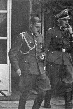 Адъютант рейхсфюрера СС гауптштурмфюрер СС Йохен Пейпер 1941 год Командир - фото 53
