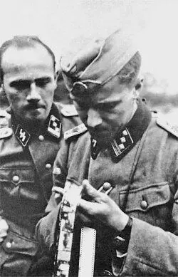 Йохен Пейпер в пилотке рассматривает кинопленку Франция июнь 1940 года он - фото 60