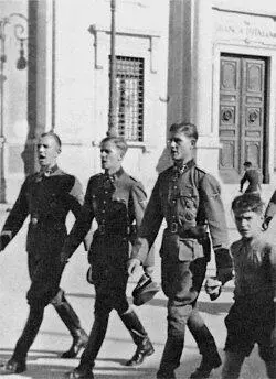 Группа офицеров Лейбштандарта в Италии лето 1943 года В центре командир - фото 62