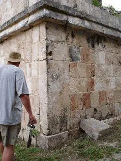 Рис 156 Угловой блок в кладке Иногда правда попадаются сравнительно ровные - фото 161