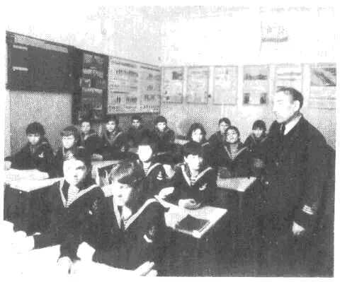 Занятия с юнгами ведет преподаватель Г Г Миронов В ходовой рубке теплохода - фото 22