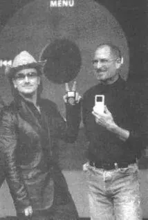 Боно солист группы U2 и Стив Джобс демонстрируют плеер iPod U2 Special - фото 15