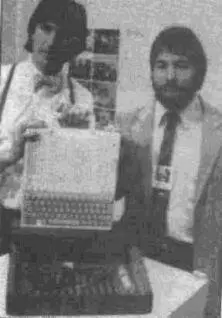 Стив Джобс и Стивен Возняк с компьютером Apple IIe на презентации в - фото 5