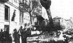 Советская регулировщица ефрейтор Александрова указывает путь на Берлин 1945 г - фото 149