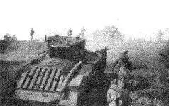 Легкие танки Mk III Валентайн с 57мм танковой пушкой в наступлении 1944 г - фото 84